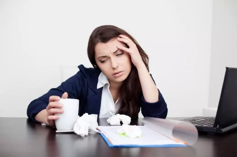 上吐下瀉請病假!主管暴怒:立刻來上班 她硬撐到公司「在桌上留下最精彩復仇」網友拍手叫好