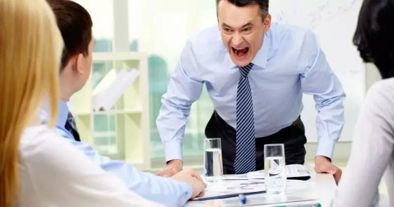 上吐下瀉請病假!主管暴怒:立刻來上班 她硬撐到公司「在桌上留下最精彩復仇」網友拍手叫好