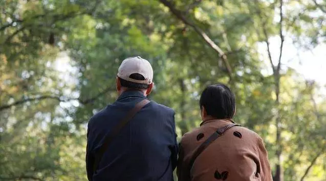 老年人老伴逝世後,餘生一個人過好,還是找個老伴好?這3個60歲的女人告訴你