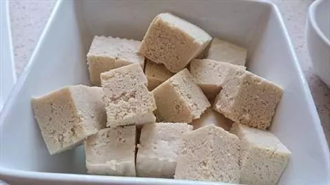 原來吃蝦皮並不補鈣?醫生:真正補鈣的4種食物,很多人並不愛吃