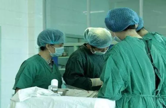 流產8次,第9次懷孕醫生勸孕婦打掉,孩子出生後,護士嚇得不敢抱!
