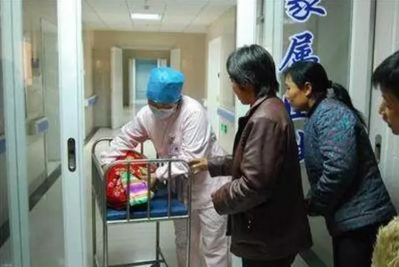 流產8次,第9次懷孕醫生勸孕婦打掉,孩子出生後,護士嚇得不敢抱!
