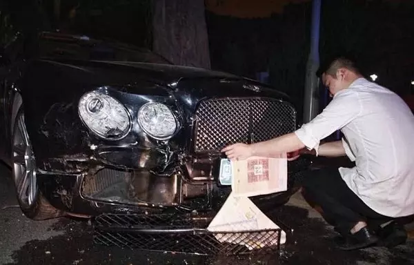 20歲單親媽媽撞上3000萬豪賓士,車主回來後...竟要她和女兒做「這件事」網友全都哭了!