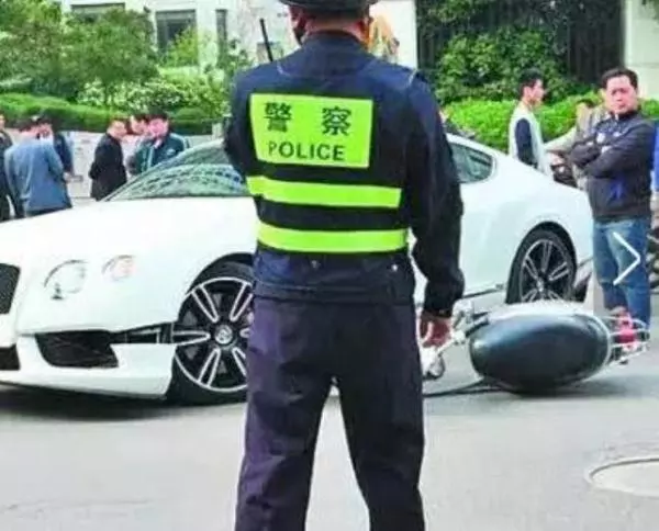 20歲單親媽媽撞上3000萬豪賓士,車主回來後...竟要她和女兒做「這件事」網友全都哭了!