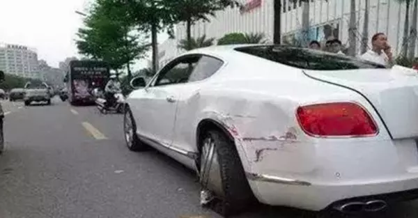 20歲單親媽媽撞上3000萬豪賓士,車主回來後...竟要她和女兒做「這件事」網友全都哭了!