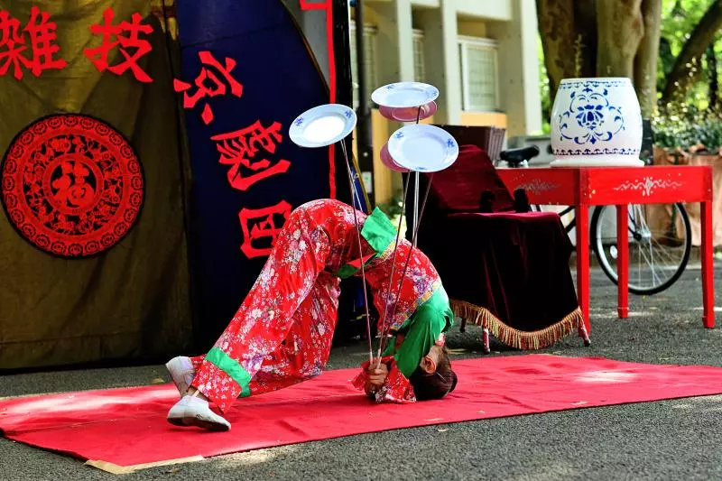 知名雜技演員表演吞劍,沒想到「真插進去刺穿食道」,險些丟了性命!醫生:「打了9個夾子縫合傷口!」