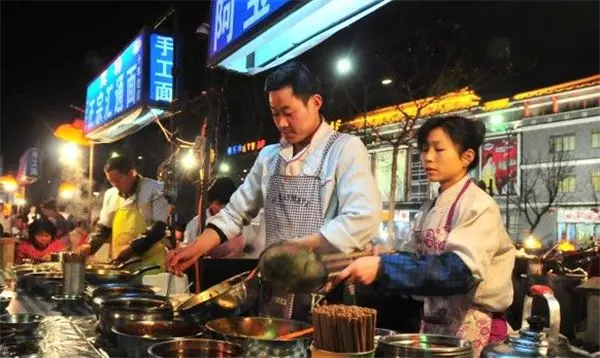失智老人在她的麵攤吃別人吃剩的麵,她不但沒有趕走他,還給他一碗新的麵,沒想到卻因此改變自己的一生…