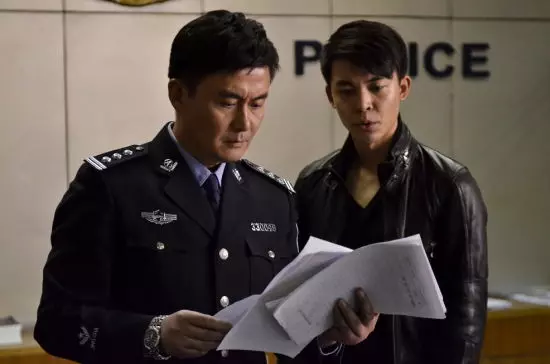 婦人寧願「被搶匪折斷手指」死也不放手上的袋子!警察一打開塑膠袋才發現…哭到被眼淚嗆到!