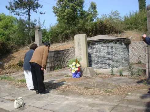 婦人寧願「被搶匪折斷手指」死也不放手上的袋子!警察一打開塑膠袋才發現…哭到被眼淚嗆到!