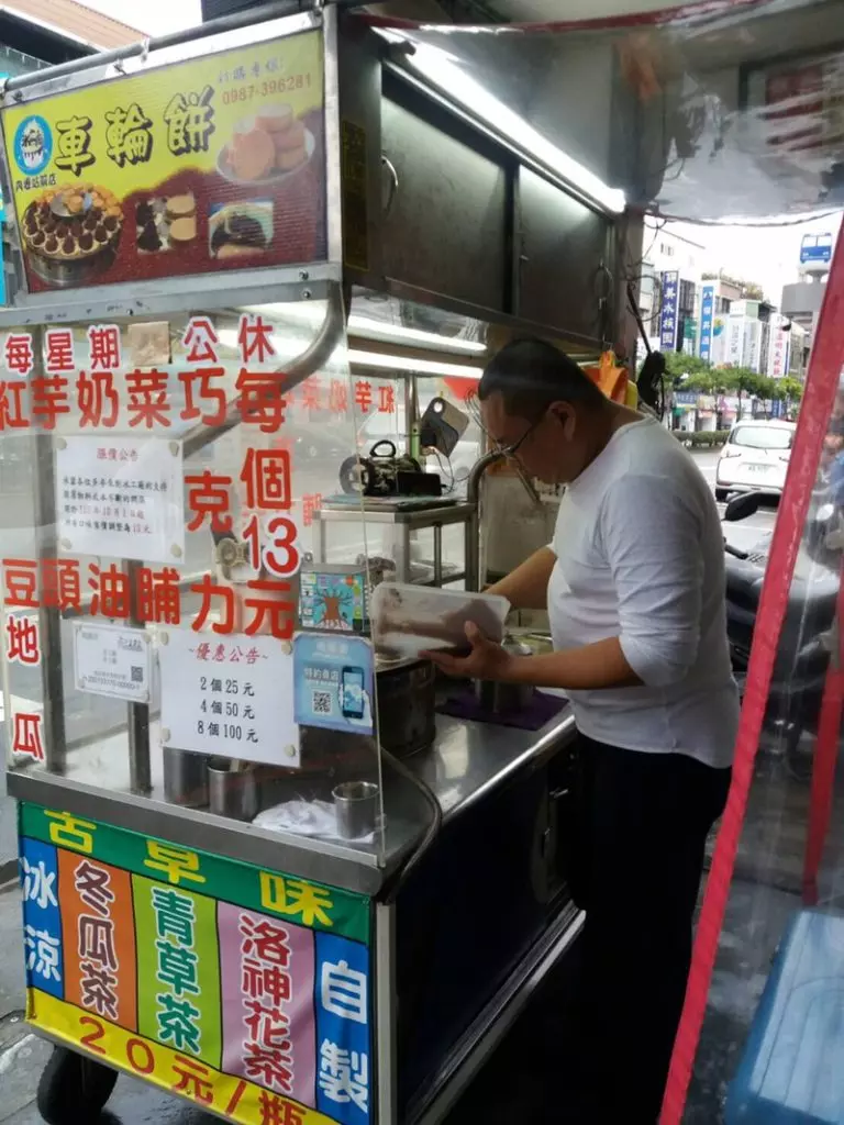 一肩扛起診費房貸2子學費!丈夫想全心照顧中風老婆「閃辭主管職」,賣車輪餅維持生計!網友:「太催淚!」