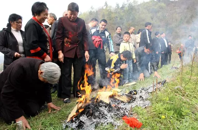 傻子每一年清明祭祖都會順手清理隔壁一個老墳,沒想到此舉卻讓他在多年後一夜暴富!