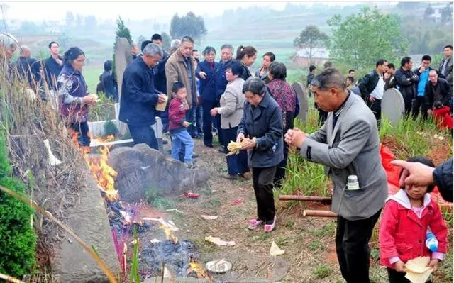 傻子每一年清明祭祖都會順手清理隔壁一個老墳,沒想到此舉卻讓他在多年後一夜暴富!