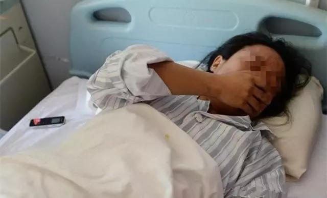 23歲產婦順產男寶後,家屬集體失蹤,護士掀開產婦被子後瞬間嚇傻!