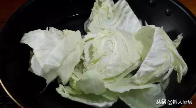 高麗菜特色做法,不用炒不用蒸,蒜香味足,招待客人有面子