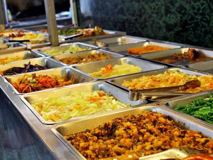 自助餐老闆總是在「只點白飯」的男孩碗裡「偷加料」,20多年後他再度光臨,居然讓老闆哭了!
