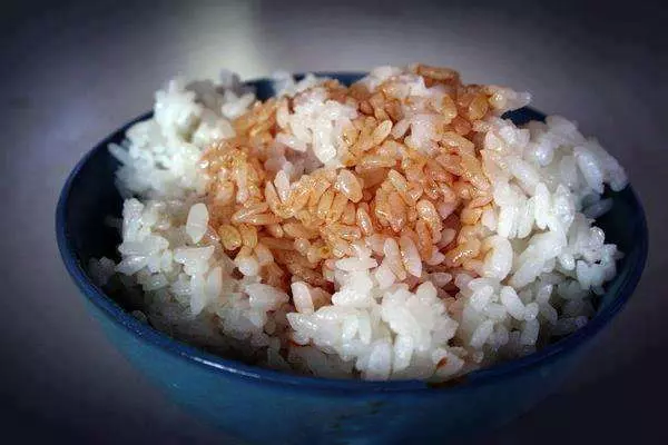 自助餐老闆總是在「只點白飯」的男孩碗裡「偷加料」,20多年後他再度光臨,居然讓老闆哭了!