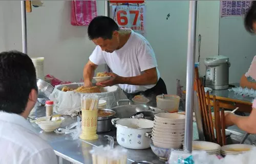 自助餐老闆總是在「只點白飯」的男孩碗裡「偷加料」,20多年後他再度光臨,居然讓老闆哭了!