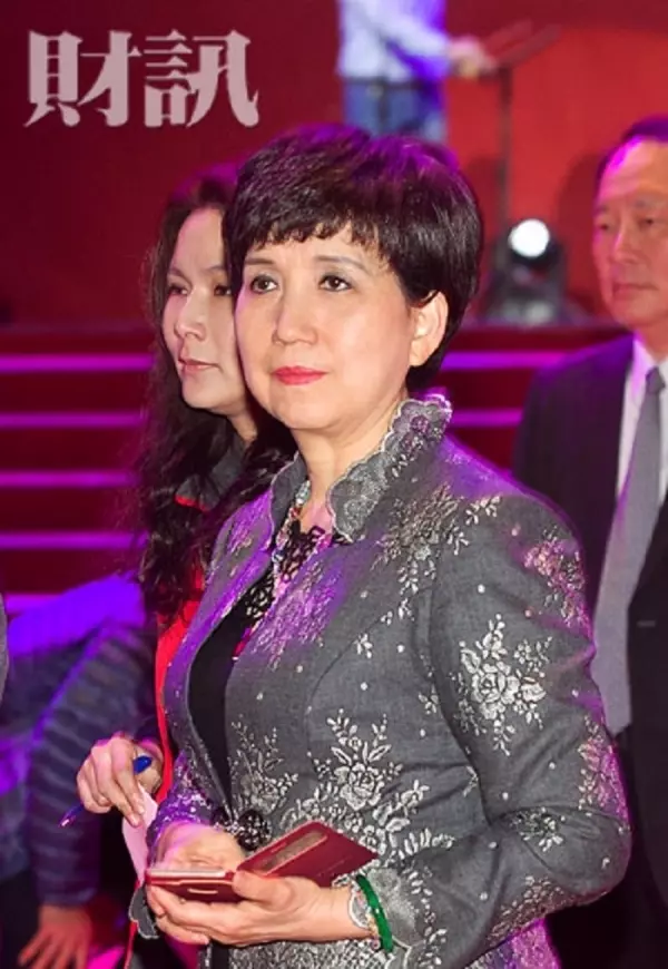 她是「鴻海集團」最神秘的「地下皇太后」,郭台銘花錢還要她點頭!43年來「掌管4兆帝國」原來她和郭台銘「私下關係」驚人!
