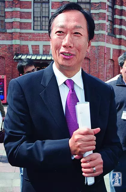她是「鴻海集團」最神秘的「地下皇太后」,郭台銘花錢還要她點頭!43年來「掌管4兆帝國」原來她和郭台銘「私下關係」驚人!