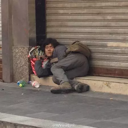 他希望「乞丐父親」婚禮當天別來丟臉,沒想到父親竟開了十輛名車出現讓他後悔!