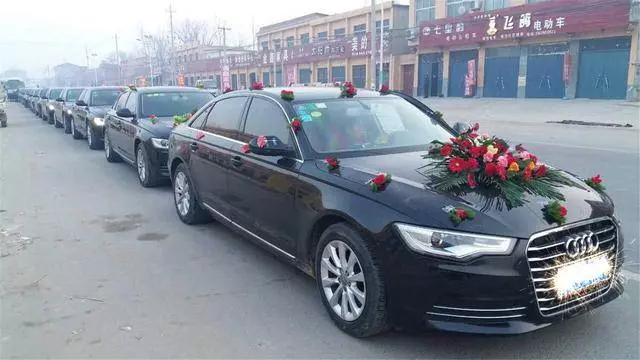 他希望「乞丐父親」婚禮當天別來丟臉,沒想到父親竟開了十輛名車出現讓他後悔!