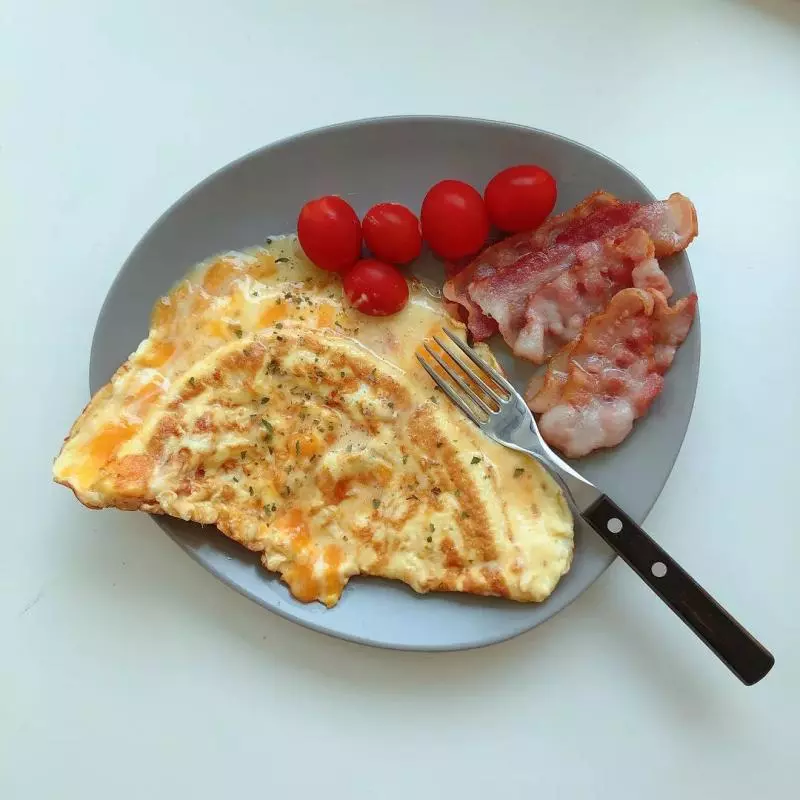 26歲肌肉小野獸,竟被42歲阿姨泡走了,看到她的真實面目才發現應該的