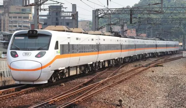 臺灣媽媽帶寶寶坐火車,列車長查票時多看她一眼,下車時她差點感動哭