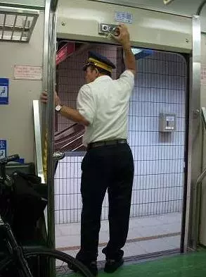 臺灣媽媽帶寶寶坐火車,列車長查票時多看她一眼,下車時她差點感動哭