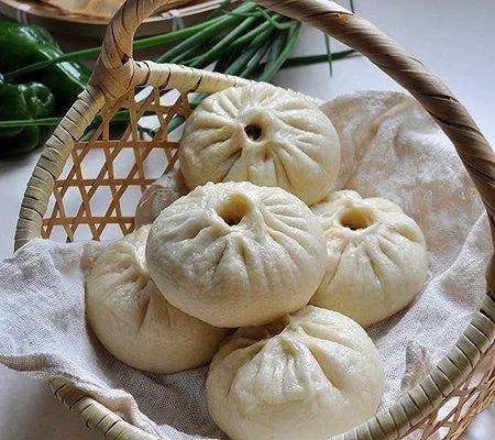 婆婆摔斷腿,我買肉包子看她,小姑說出真相,我把包子扔進垃圾箱