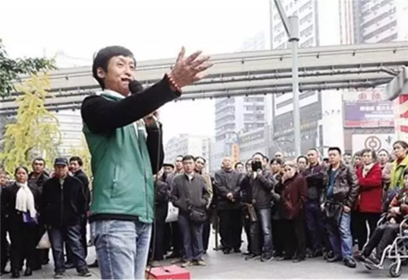 兩次沖入火場救出13條鮮活生命卻慘遭毀容,21歲小夥只能街頭賣唱,沒想到命運從此改變,得到了完美回報