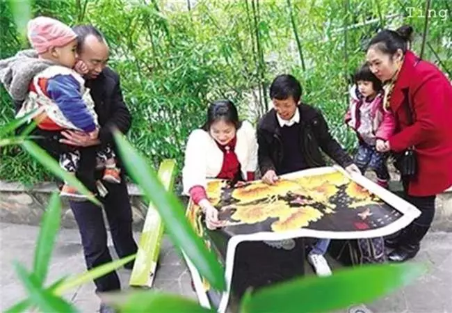 兩次沖入火場救出13條鮮活生命卻慘遭毀容,21歲小夥只能街頭賣唱,沒想到命運從此改變,得到了完美回報
