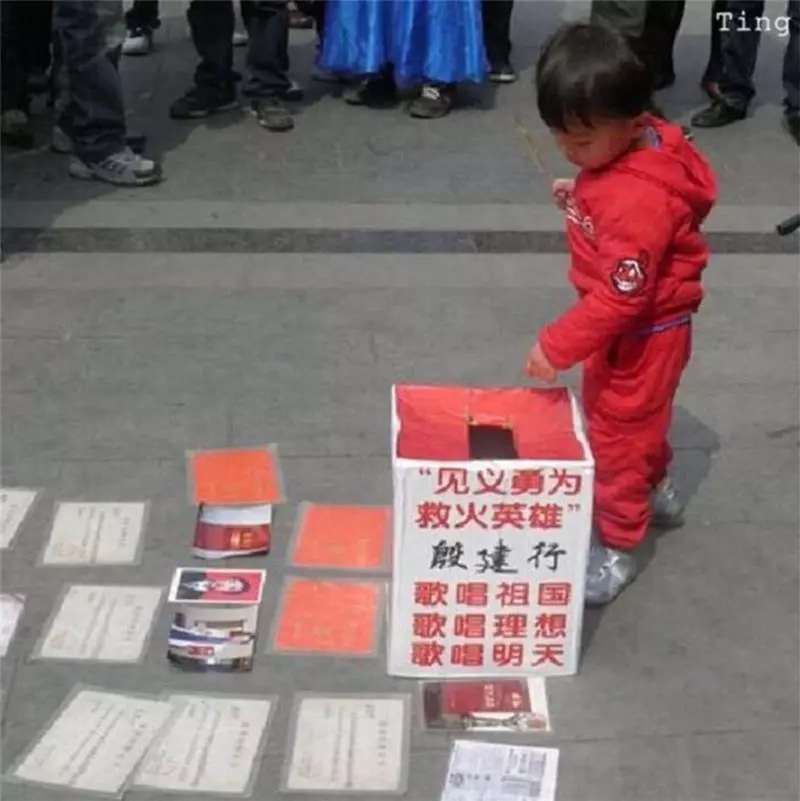 兩次沖入火場救出13條鮮活生命卻慘遭毀容,21歲小夥只能街頭賣唱,沒想到命運從此改變,得到了完美回報