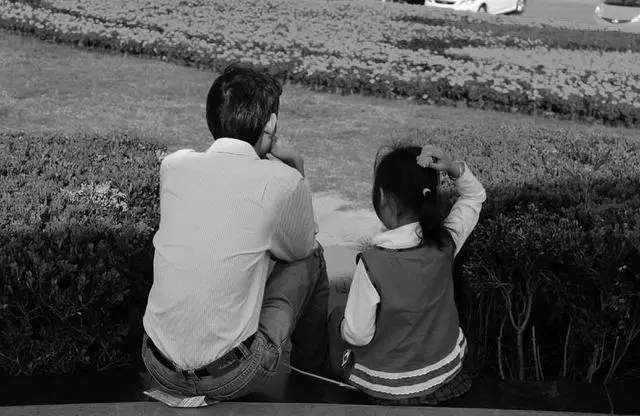 男子帶女兒給亡妻掃墓,路遇一陌生女子,4歲女兒衝上去大喊媽媽