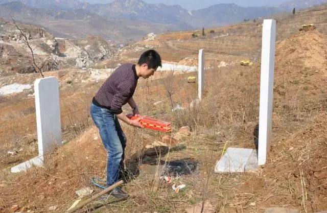 男子帶女兒給亡妻掃墓,路遇一陌生女子,4歲女兒衝上去大喊媽媽