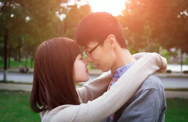 前妻再婚嫁給瘸子,他跑去婚禮上嘲笑,聽完新郎的話,他羞愧落淚