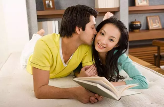 前妻再婚嫁給瘸子,他跑去婚禮上嘲笑,聽完新郎的話,他羞愧落淚
