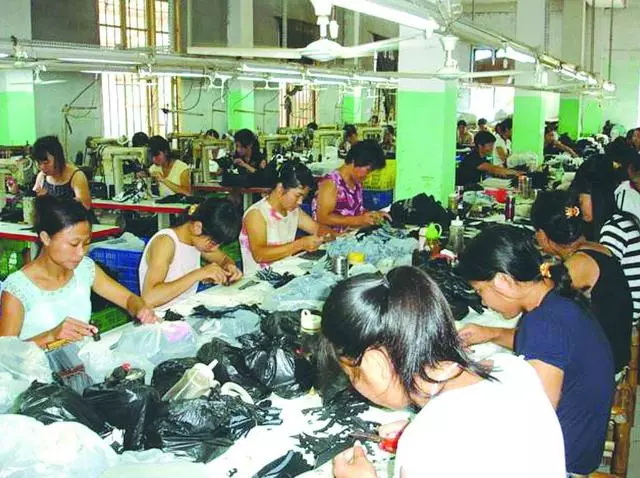 兒媳每月給婆婆寄錢,電話里八歲女兒說一話,她才知婆婆早已去世