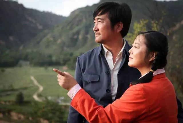 妻子罵丈夫沒出息,丈夫生氣離家,八年後帶百萬回家,推開門傻了