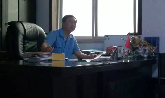 妻子罵丈夫沒出息,丈夫生氣離家,八年後帶百萬回家,推開門傻了