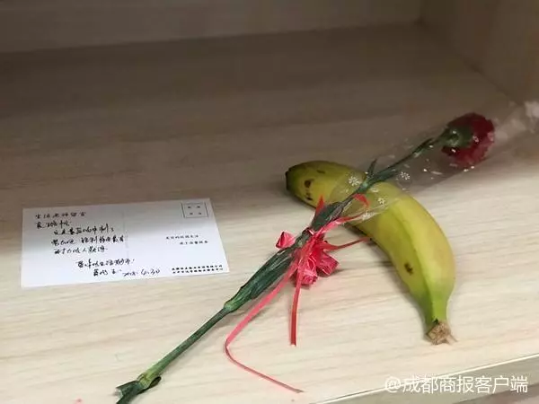 一份偷偷放入寢室的禮物 讓成都這群畢業生紅了眼眶……