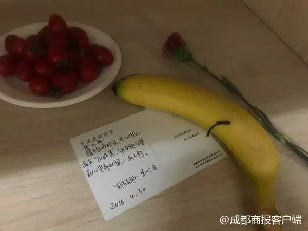 一份偷偷放入寢室的禮物 讓成都這群畢業生紅了眼眶……