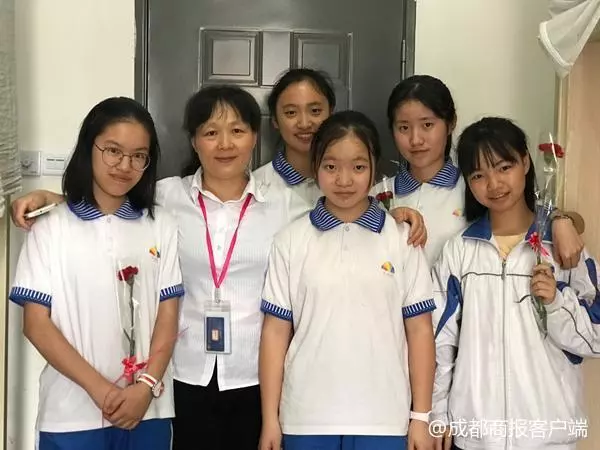 一份偷偷放入寢室的禮物 讓成都這群畢業生紅了眼眶……
