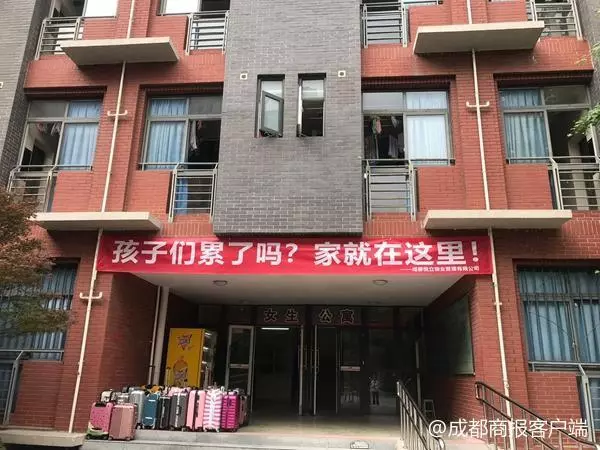 一份偷偷放入寢室的禮物 讓成都這群畢業生紅了眼眶……