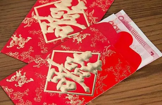 發小結婚我送兩千,臨走時他給我打包袋剩菜,回家打開暖心落淚