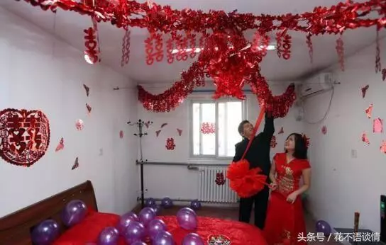 離婚後,我去前妻家看望兒子,她拿給我一個包裹,打開我濕了眼眶