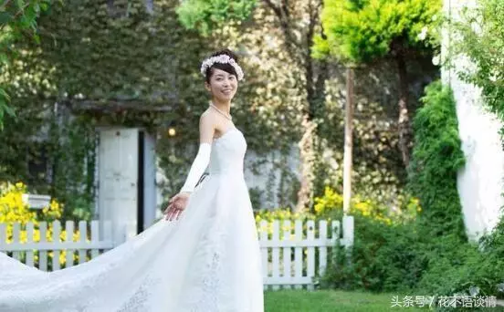 離婚後,我去前妻家看望兒子,她拿給我一個包裹,打開我濕了眼眶