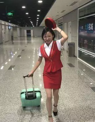 「素顏空姐」走紅!現場3分鐘化妝後,美艷模樣判若兩人!網友直呼:再也不相信空姐了