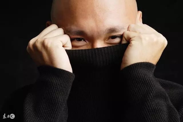 認識一個月閃婚做了上門女婿,新婚之夜開燈一看我傻了