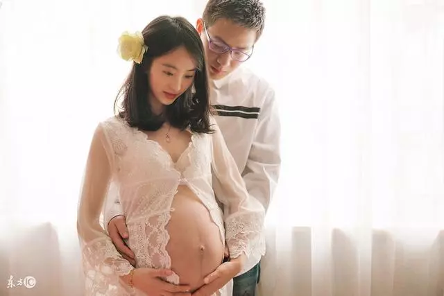 妻子出國打工賺四十萬,吃飯時女兒說的話,我嚇著筷子掉在地上
