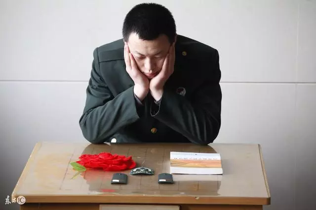 妻子出國打工賺四十萬,吃飯時女兒說的話,我嚇著筷子掉在地上